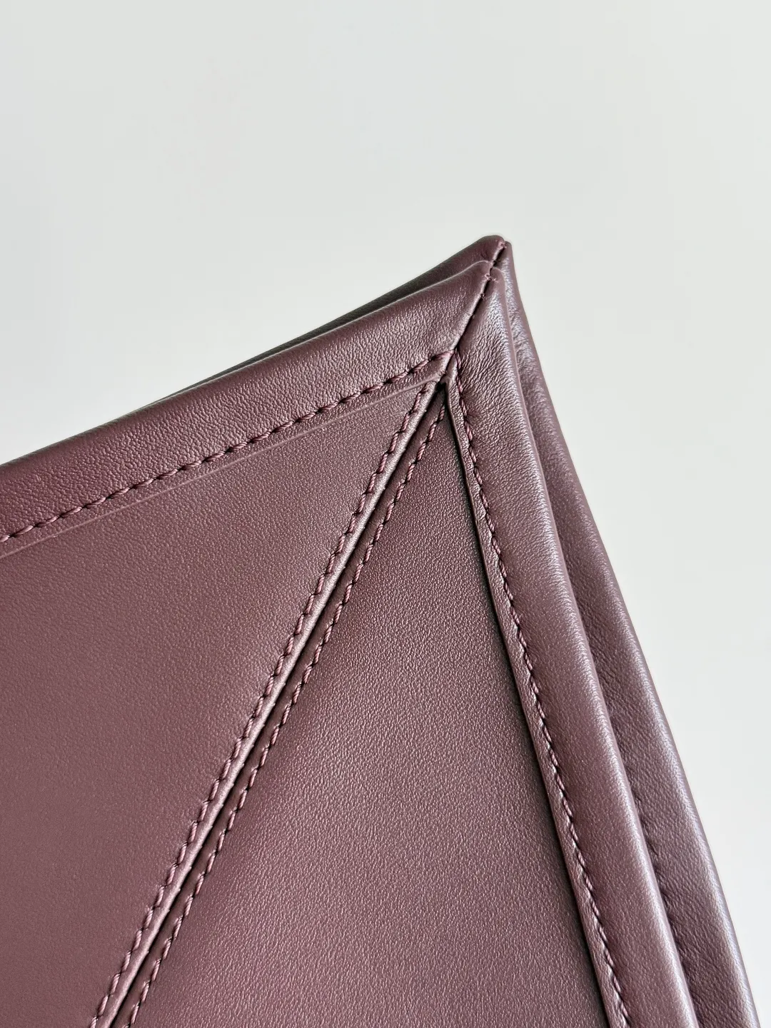 Batch 2220 Bottega Veneta small Sawyer leather model, but still light and soft, the straps can be knotted to adjust the length. Durable and large in capacity, it meets my extremely high standards for small carry-on bags. The texture of cowhide is really amazing, and it can be easily matched with both business and leisure. This bag is a Sawyer Bag that is interpreted with triangles and geometric circles👜. Its soft but indestructible appearance constitutes its fashionable beauty. You can freely adjust the length of the backpack😊No matter how complicated the world is, as long as there is a bag with you, everything will become better, and it is easy for boys and girls to control it! Style number: 815807 Size: 25*17*12cm